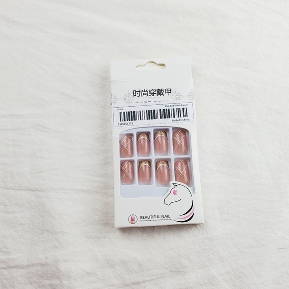 24 Pieces Fake Press On Nails - Picture 6 of 8